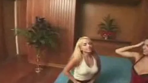 Ladyboy und Schlampen streicheln sich gegenseitig auf einem Bett