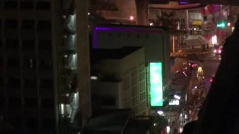 Tokio-Ladyboy in einem luxuriösen Eigentumswohnungskomplex
