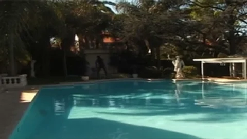 Blondes Ladyboy lutscht gigantisch dunklen Schwanz und wird im Freien gefickt