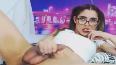 Tgirl sieht aus wie eine schmierige Sekretärin