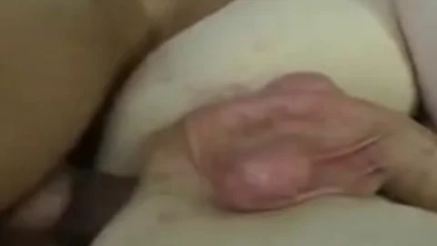 Ein dicker Ramrod spreizt eine sissy-Fotze