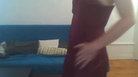 Rotes Satinkleid für einen Sexy Crossdresser Teil 1