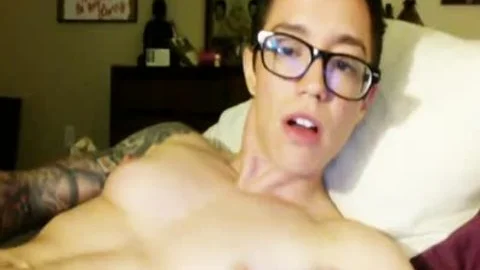 FTM nerdiger Student reibt seinen T-Dick