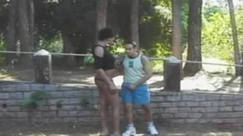 Ladyboy de ébano chupando el pene en la calle