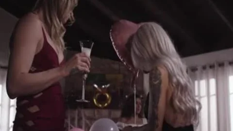 chica Latina con tetas grandes,Tbabe y su hermana transexual se meten el dedo en la culo de cada una