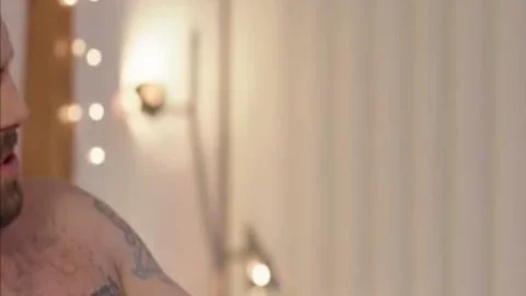 Süße kleine TBabe Khloe Kay genießt es, auf dem Oberteil ihres Freundes zu reiben