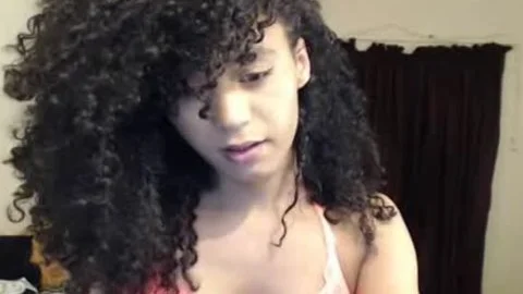 Mulatotransgender-Mädchen Melody Monae spielt in Unterwäsche