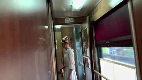 Transen fickt Freundin im Zug, während niemand sieht