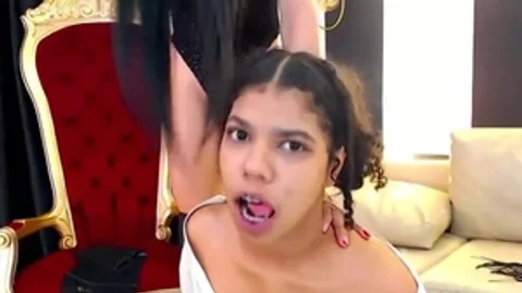 Ladyboy-Dominatrix dominiert weibliches Submissiv
