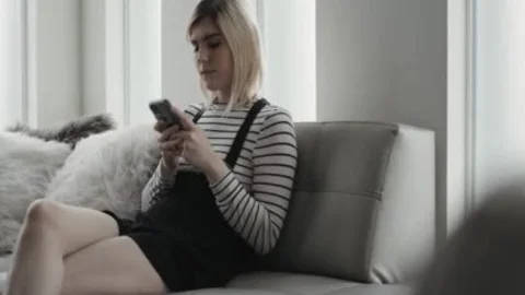 TS Ella, die von ihrem Stiefbruder Dante beim Telefonsex erwischt wurde, so dass dieser sich ihr anschloss