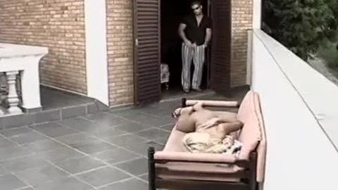 Die junge blonde Transe Melissa Merlin mit riesigen Brüsten liebt es, Erdnussbutter auf der Terrasse zu essen