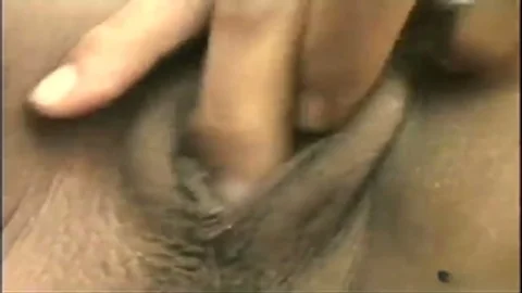 Brüstige Latino-TS mit gestrecktem Anus