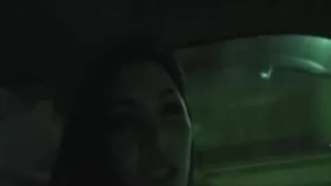 Lustiger Ladyboy sieht aus wie ein Raver