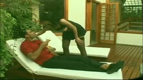 Dieses vollbusige T-Girl-Mädchen liebt tiefe Analinsertionen