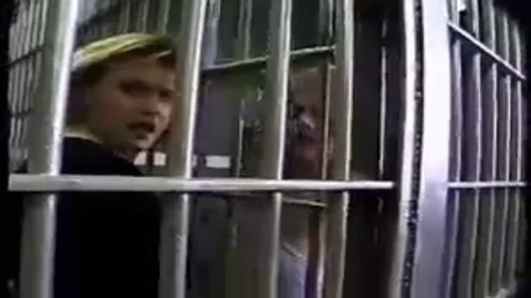 Gefängnissex mit einer hinreißenden blonden Transfrau