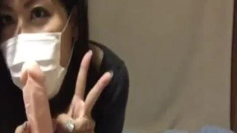 Ladyboy cinese in quarantena molto eccitaato che fa dei token