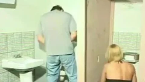 Shemale-Gloryhole im Männerwaschraum
