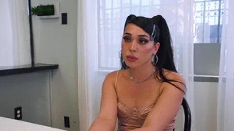 Accidental Gangbang: Melanie se une a la fiesta trans