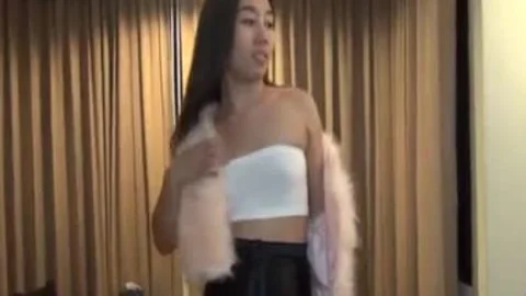 Reiner Ladyboy wichst in Dessous