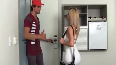 Die blonde Lady Nathalia De Castro flippt mit einem geiligen Kerl aus