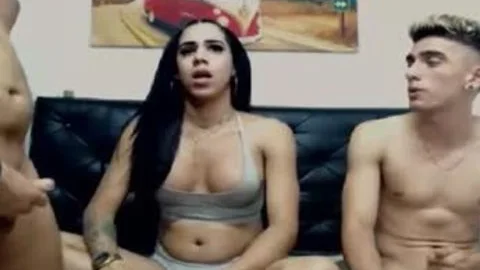Latina Transsexuelle und zwei Homosexuellen haben sich gegenseitig gestochen