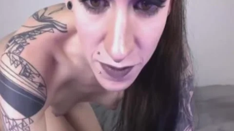 Kräftiger Mann verschlingt einen enorm großen Ladyboy-Schwanz. Heißer Emo-Ladyboy wichst ihren erstickten Penis