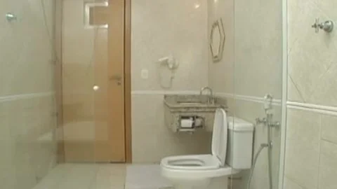 T-Girl Slam Beauty in der öffentlichen Latrine