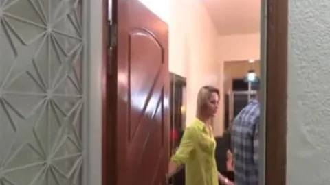 Blonde Ladyboy Bonekinha fickt ihren Klempner