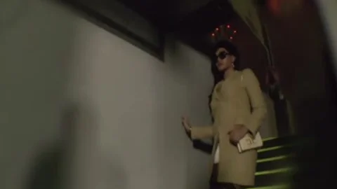 Beatrice Andrade füllt ihren Villeins Anus mit nacktem Pflug!