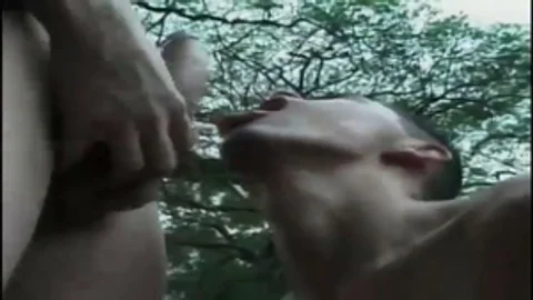 Junge Dame knallt einen Teenager im Wald – Szenen aus dem Video für Herren