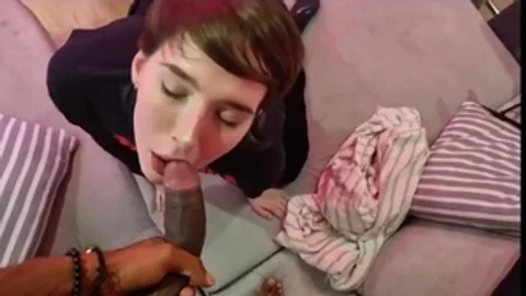Cuando su madre se va, entro a darle mi ebo diario.