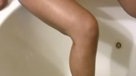 schmutzige dunkle volljährig teenie Lady-Mann schwingt ihr großes Scheinfleisch in der Badewanne
