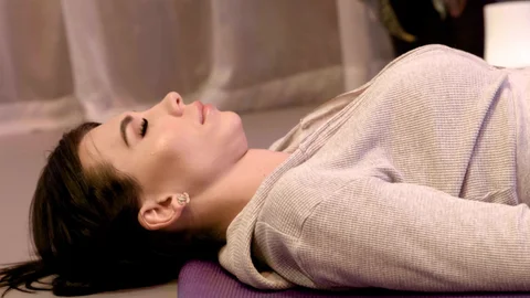 Transfixed: O Namastê Espirituoso de Emma Assume um Novo Significado