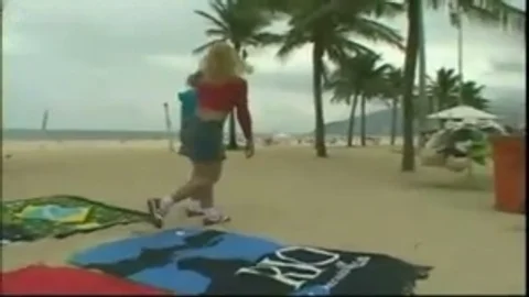 Blonde nimmt ein Werkzeug in sich auf