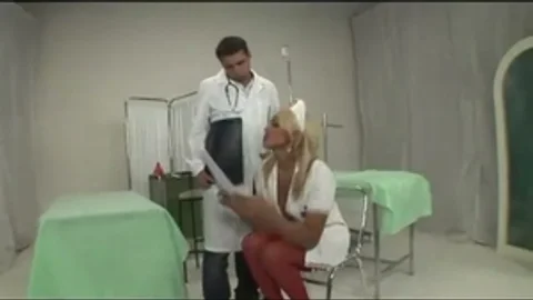 Enfermera transexual golpea