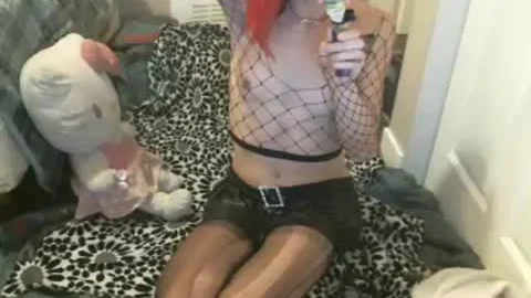 Asiatische Stoner-Goth spielt in Leder