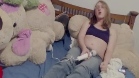 Stöhnende Transsexuelle kommt in ihren Boxern mit einem Vibrator zum Orgasmus