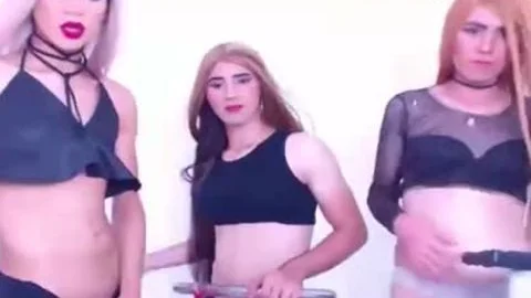 Lüstige Ladyboys ziehen sich aus und wichsen ihren Zehnpfunder