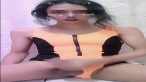 Orientalische Shemale-Masturbation vor dem Schwimmen