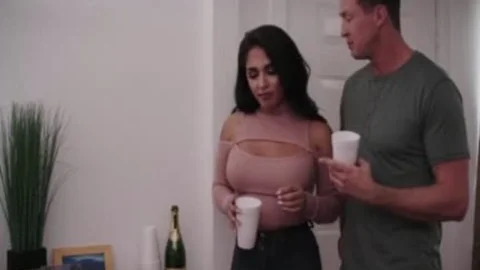Tbabe Jane Marie behandelt Pierce Paris großen Schwanz mit einem Expertenblowjob