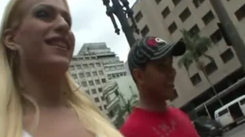Rote Nägel hübsches Ladyboy knallt Hart