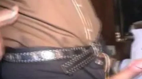 Thailändischer Ladyboy marschiert für Sex 1