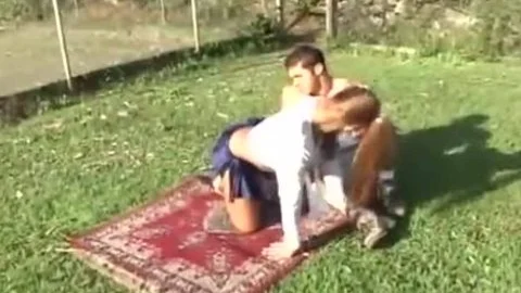 Kleiner Jock Darksome Ladyboy im Garten gefickt