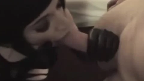 Zwei böse Kerle bohren einen einzelnen Ladyboy an