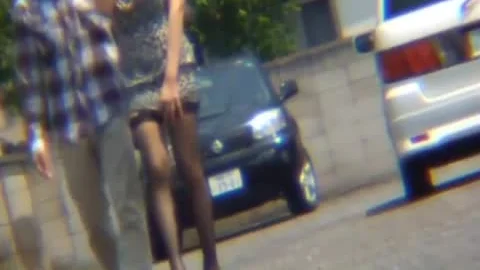 T-Girl wird im Freien auf der Straße hart gefickt