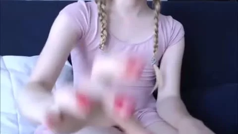 Blondes Amateurmädchen mit viel Lippenstift