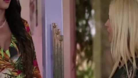 Schlanke Transsexuelle Schönheit Venus Lux streichelt harten Schwanz von hinten