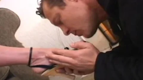Ladyboy hat einen sehr ungezogenen Hintern zum Schlagen