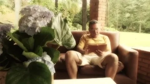 Sarah Costa, Tony Rhody ; MI abuelo ama las travestis PERO ese no es gay 1 – Escena 2