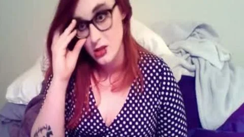 Mujer enorme y encantadora peliroja trans masturba a un macho grande con una polla gigante